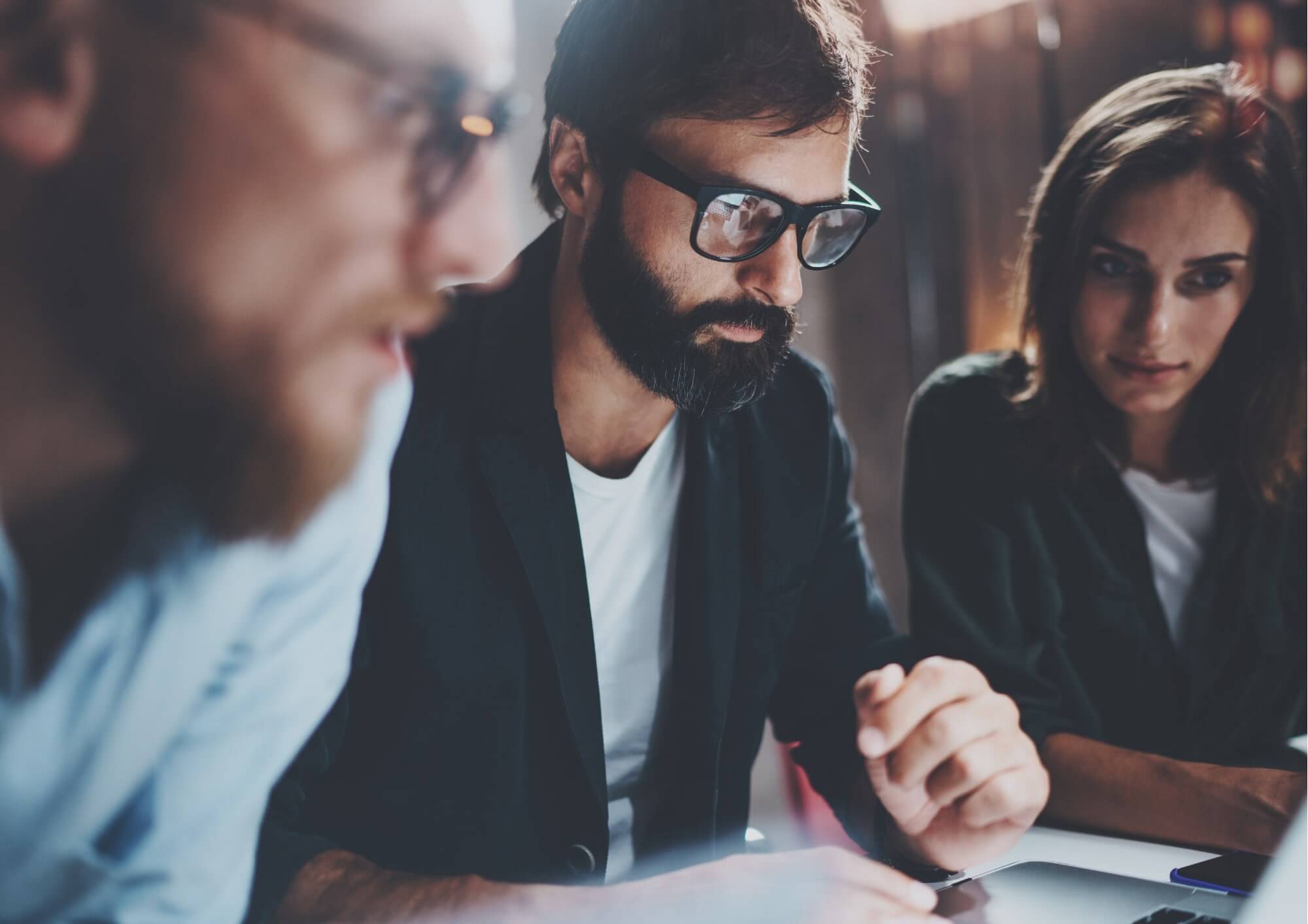3 people looking at a screen